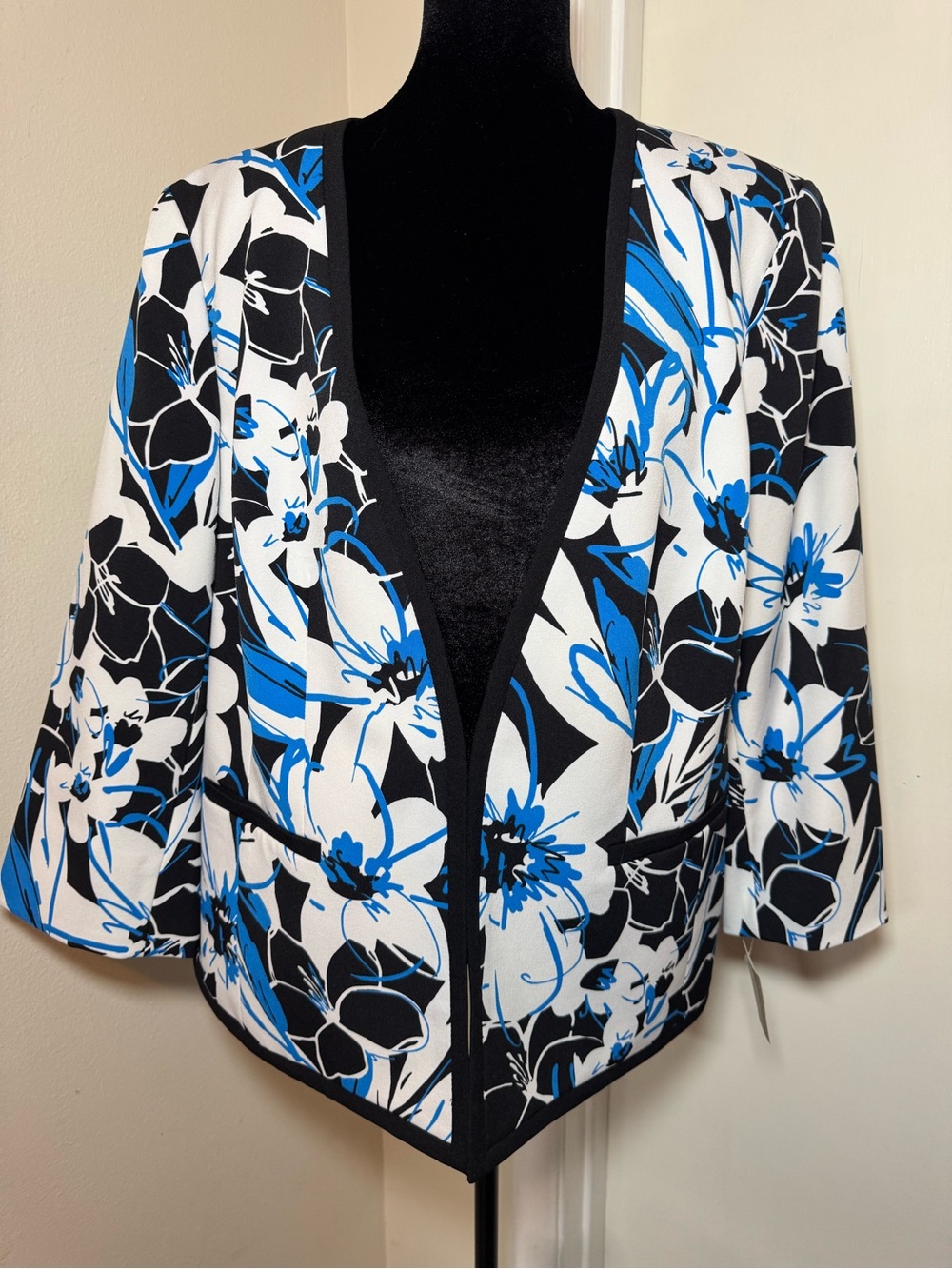 Kasper Floral Hook & Eye Blazer in Black, White & Blue NWT
